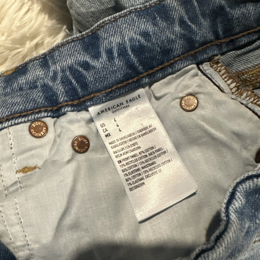 American Eagle Strigid distressed shorts curvey relaxed 4 light wash - Picture 6 of 11